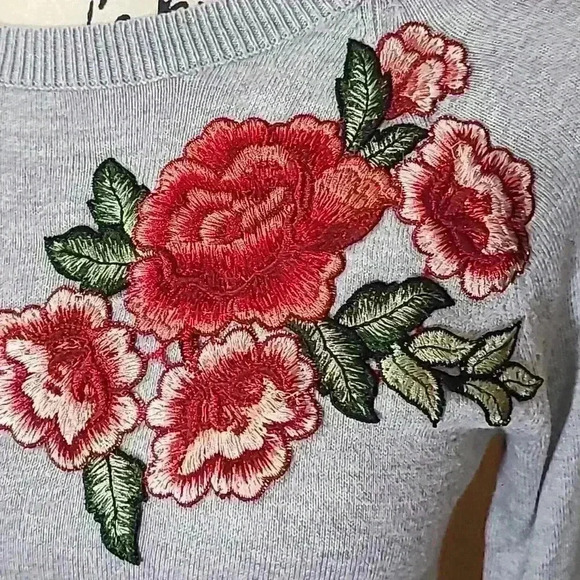 Gray floral embroidered rose patch crewneck sweater - Picture 2 of 2